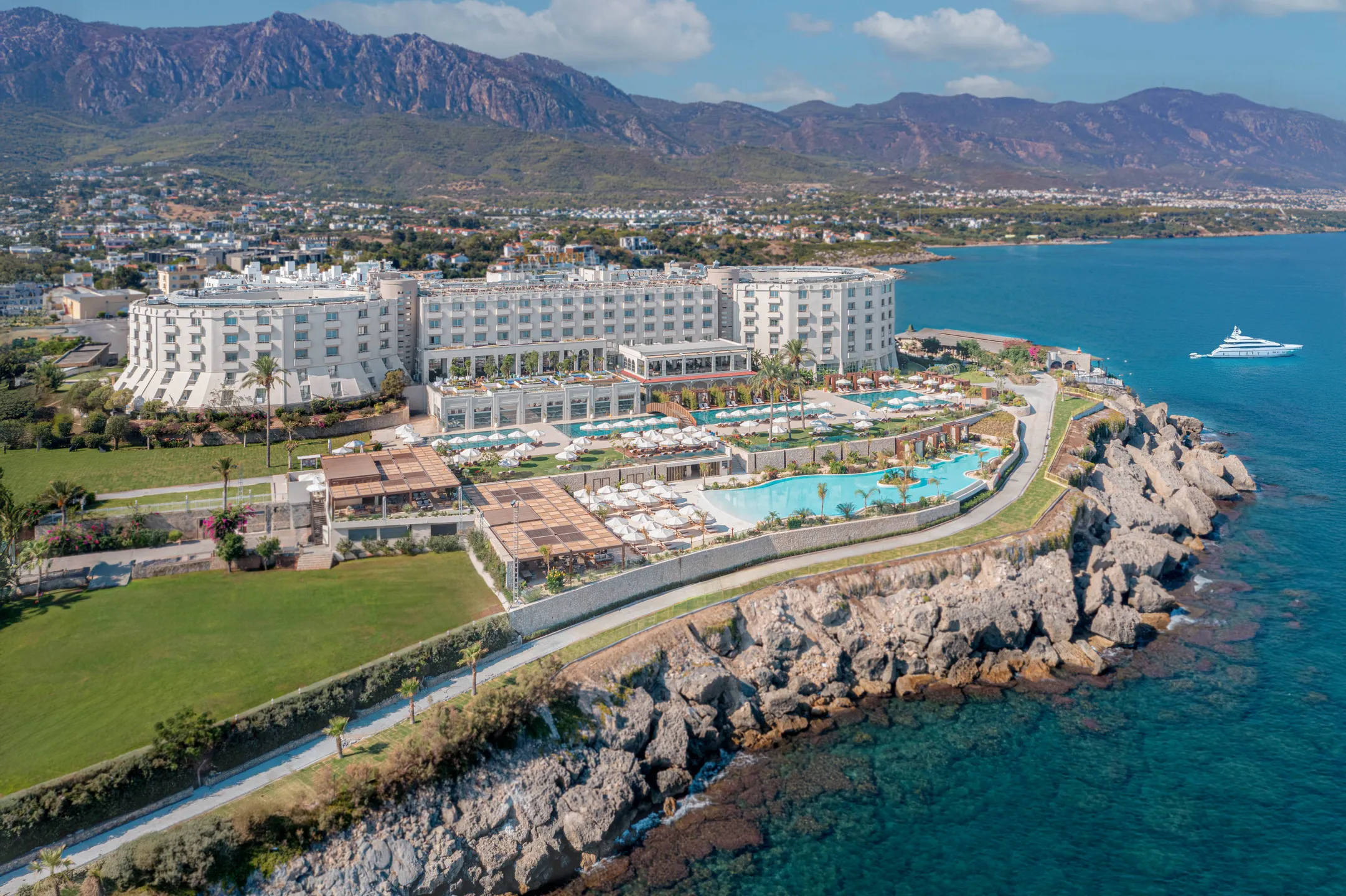 Kıbrıs Merit Park Hotel: Girne’nin Lüks Tatil İncisi (2026)