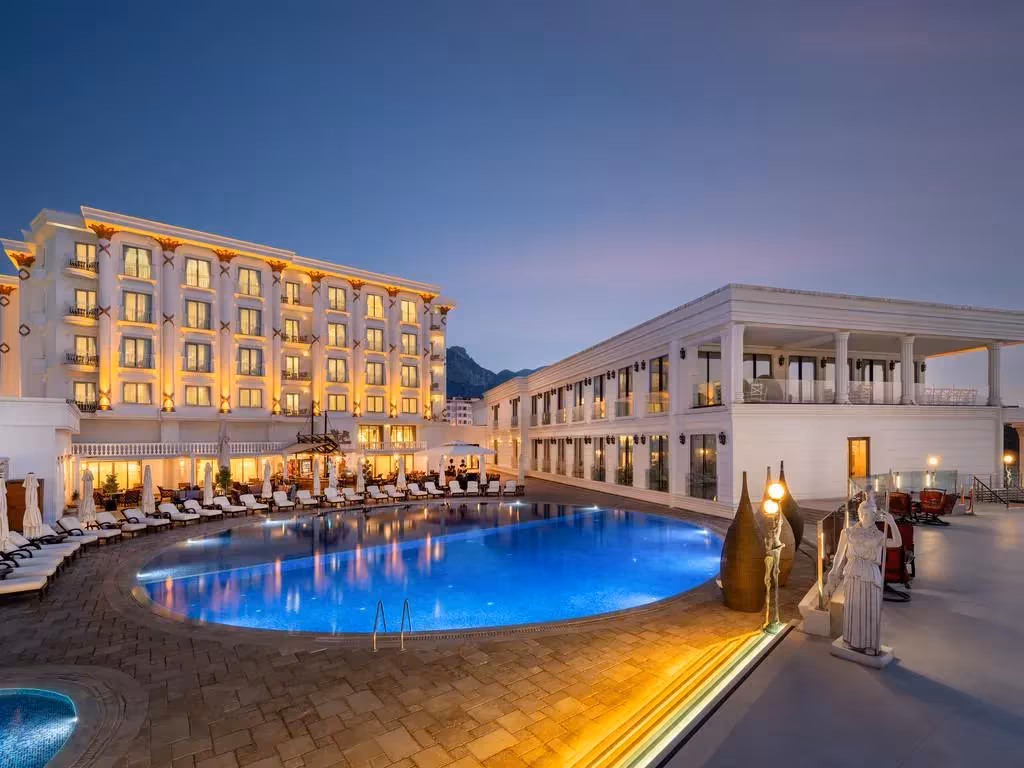 Les Ambassadeurs Hotel & Casino Kıbrıs: Akdeniz’in Kalbinde Lüks ve Eğlence (2026)